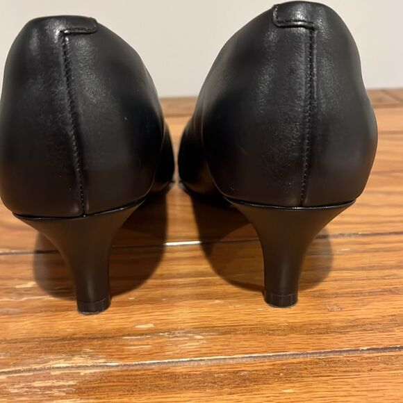 Clarks Linvale Crown Black Leather Pump Size 7. - Picture 8 of 9